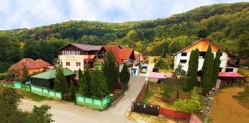 Фото номера Стандартный двухместный номер с 2 отдельными кроватями Гостевой дом Pensiunea Agroturistica Piscul Soarelui г. Кымпулунг 2